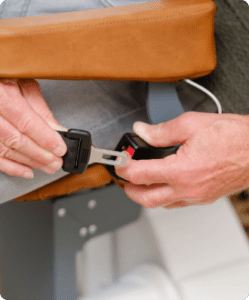 Utilisation de la ceinture de sécurité d’un monte-escalier, attache facile pour maintien sécurisé de l’utilisateur en position assise
