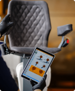 Interface de contrôle de monte-escalier sur tablette affichant les commandes et réglages pour une utilisation assistée et intuitive