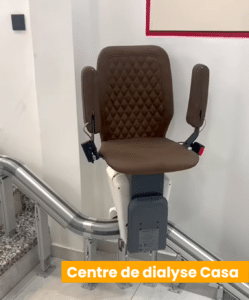 Monte-escalier électrique installé dans un centre de dialyse à Casablanca avec rail courbé adapté à un escalier tournant en environnement médical