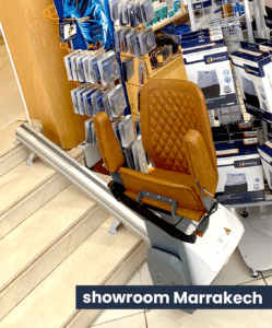 Monte-escalier droit installé en showroom à Marrakech sur escalier simple, démonstration d’une solution d’accessibilité facile à installer